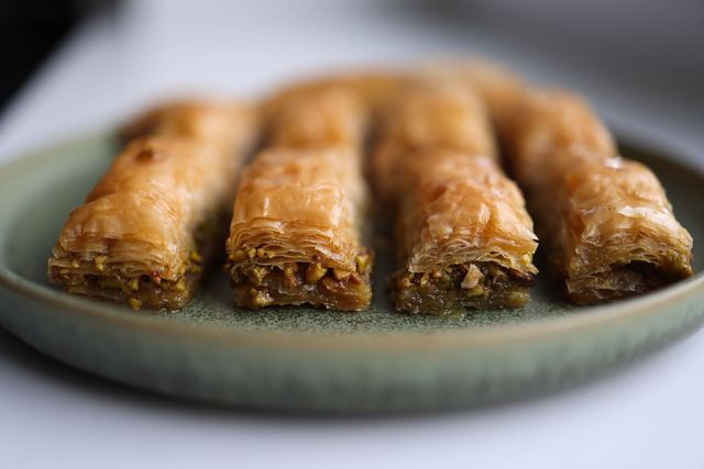 Baklava syrien aux pistaches d'Alep : feuilles, sirop et découpe Baklava syrien aux pistaches d'Alep : feuilles, sirop et découpe