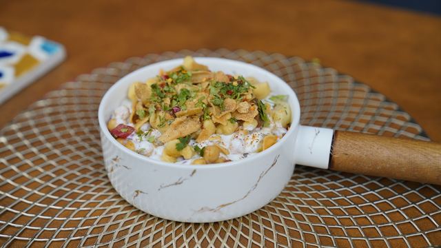 Fatteh aux pois chiches : pain grillé, yaourt à l'ail et beurre noisette Fatteh aux pois chiches : pain grillé, yaourt à l'ail et beurre noisette