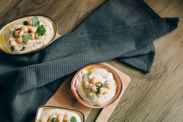 Houmous traditionnel syrien, de la cuisson des pois chiches au service Houmous traditionnel syrien, de la cuisson des pois chiches au service