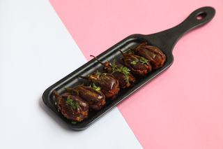 Petites aubergines farcies aux noix rangées dans un bocal sous l'huile d'olive
