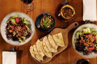 Mezze syriens servis avec un vin blanc frais sur une table d'Alep